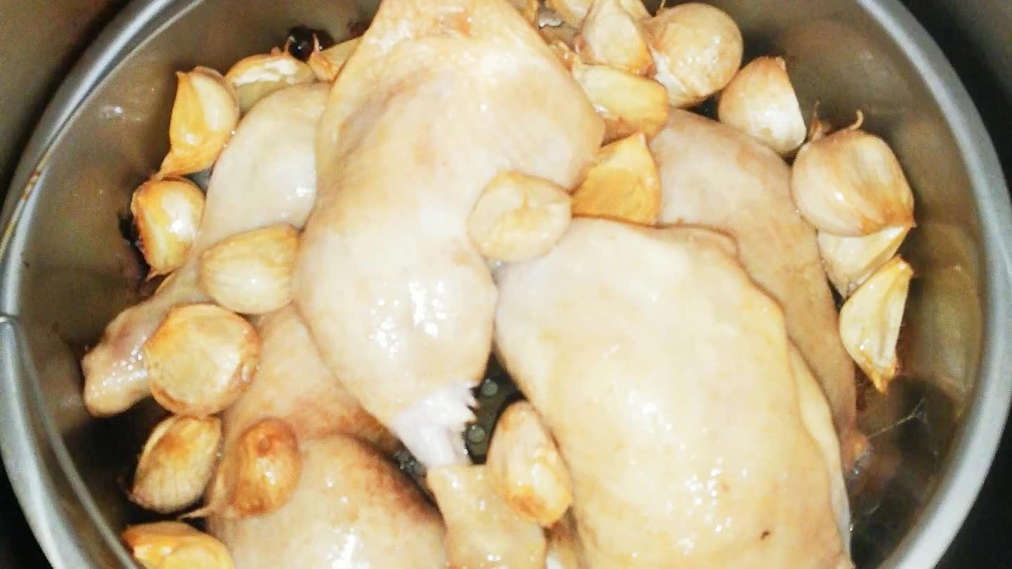 hampignons et des tranche de pains grillées ou des pomme de terre cuites au four👌,ou tout autre légumes qui vous fera envie😉.