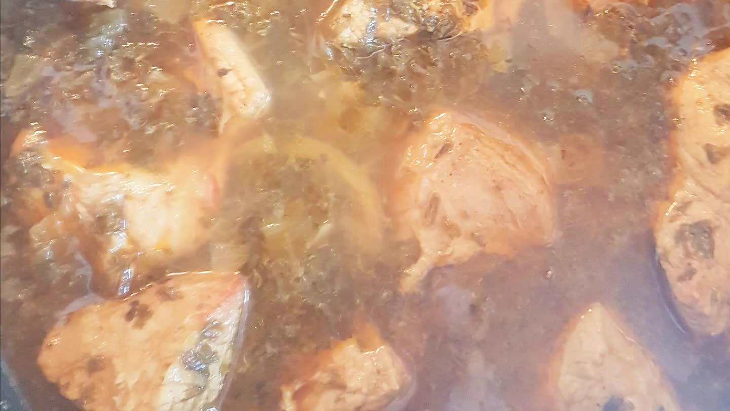 terselie, tijm en kruiden er bij en voeg het in (grote) stukken gesneden kalfsvlees erbij. Bak er een bruin laagje aan. Voeg heet water toe zodat het vlees niet helemaal onder water staat, laat het koken en zet vervolgens het vuur laag om 45 minuten te sudderen.