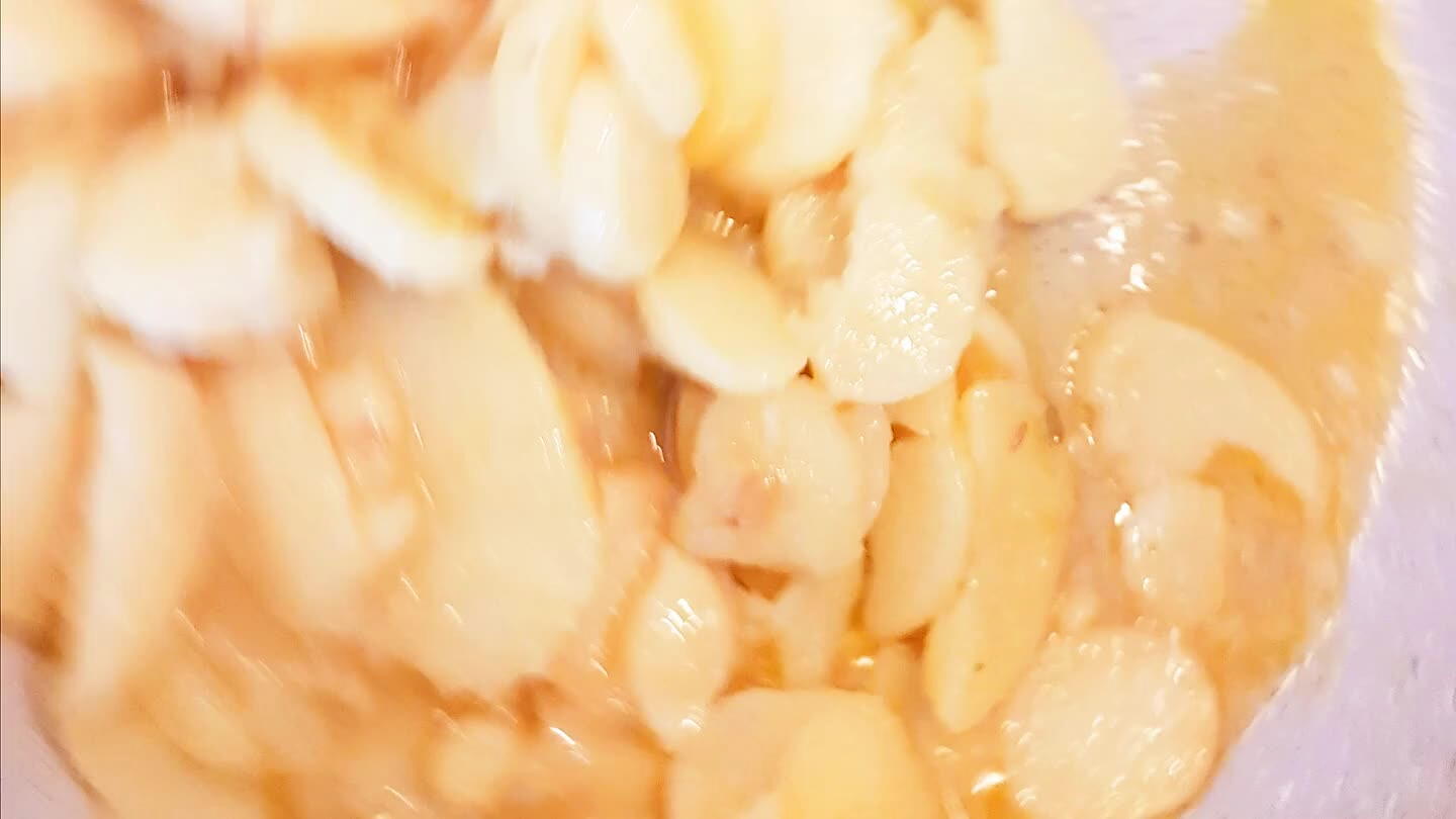 aardappelplakken toe en bak zeker 10 minuten op hoog vuur. Voeg het bouillonblokje en heet water bij zodat de aardappel net niet inder water staat. Laat dit op zacht vuur ongeveer 25 minuten staan.