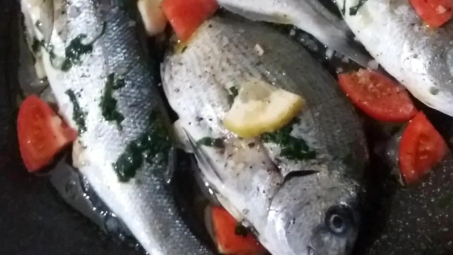 prezzemolo e aglio tritato con una fetta di limone.