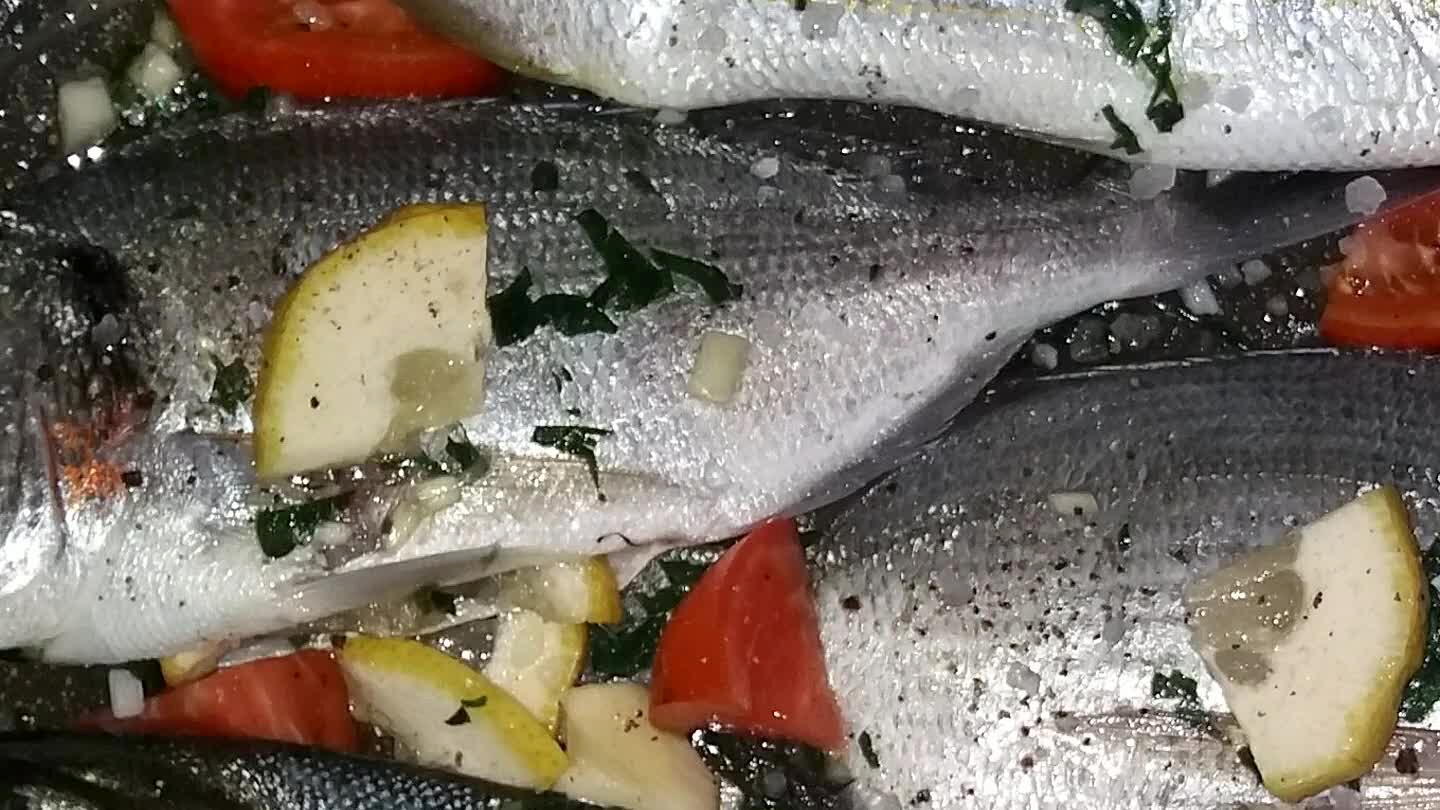 di pomodoro ...salare e accendere a fuoco vivace x circa 20 min. , girando x un paio di volte irrorate con un bel limone e usate il coperchio ...