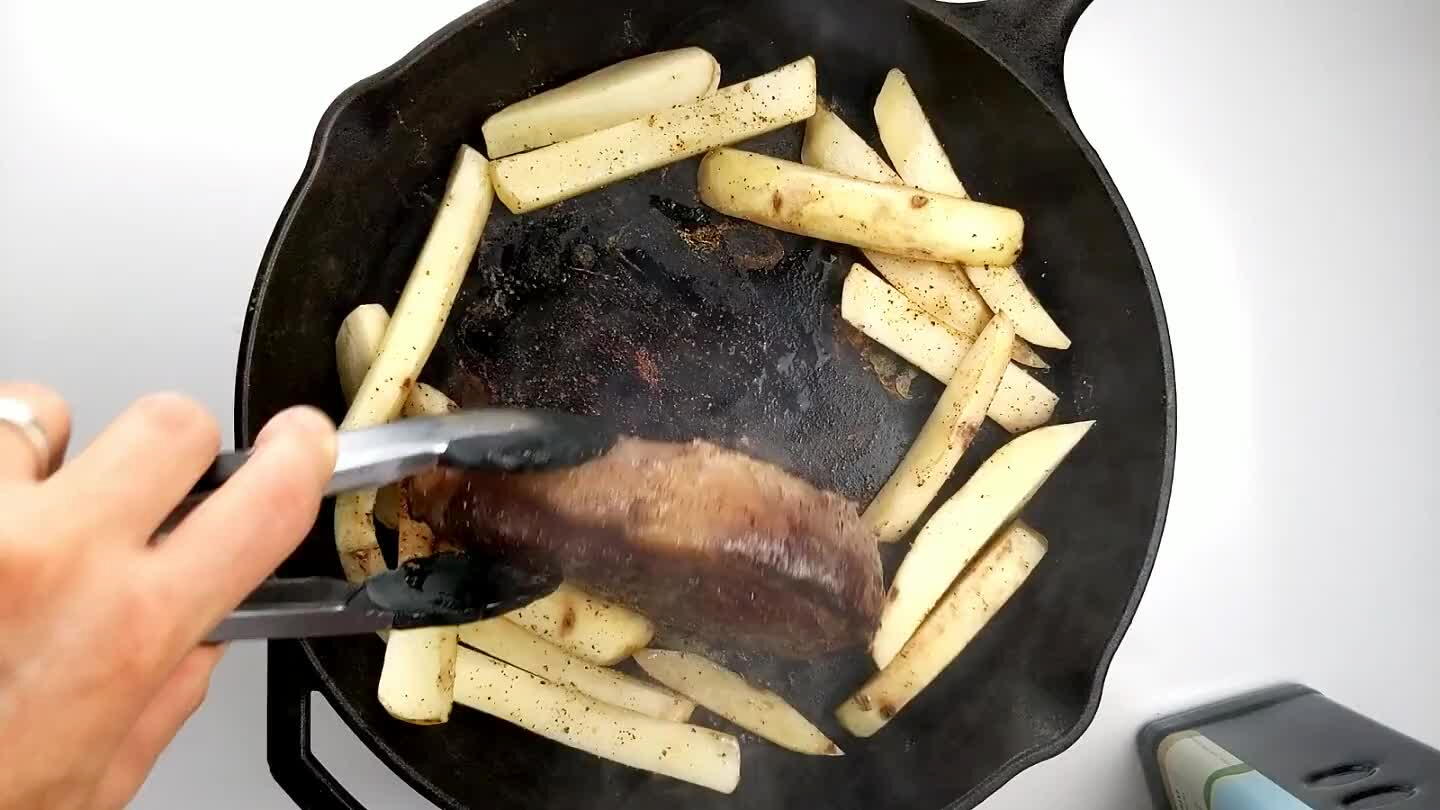 ite de oliva. Toste o bife por todos os lados até que esteja revestido com uma boa pele de caramelização carbonizada. Essa queimadura trará a temperatura interna final do bife acima dos 62°C recomendados pela FDA. Mas confira com o seu termômetro de carne.