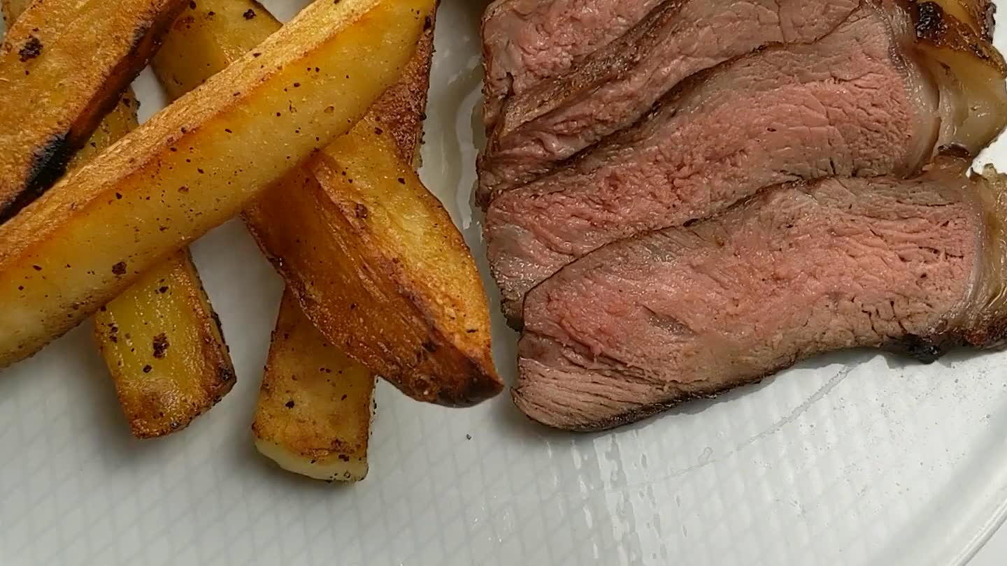 Servire con patatine fritte e i tuoi condimenti preferiti.