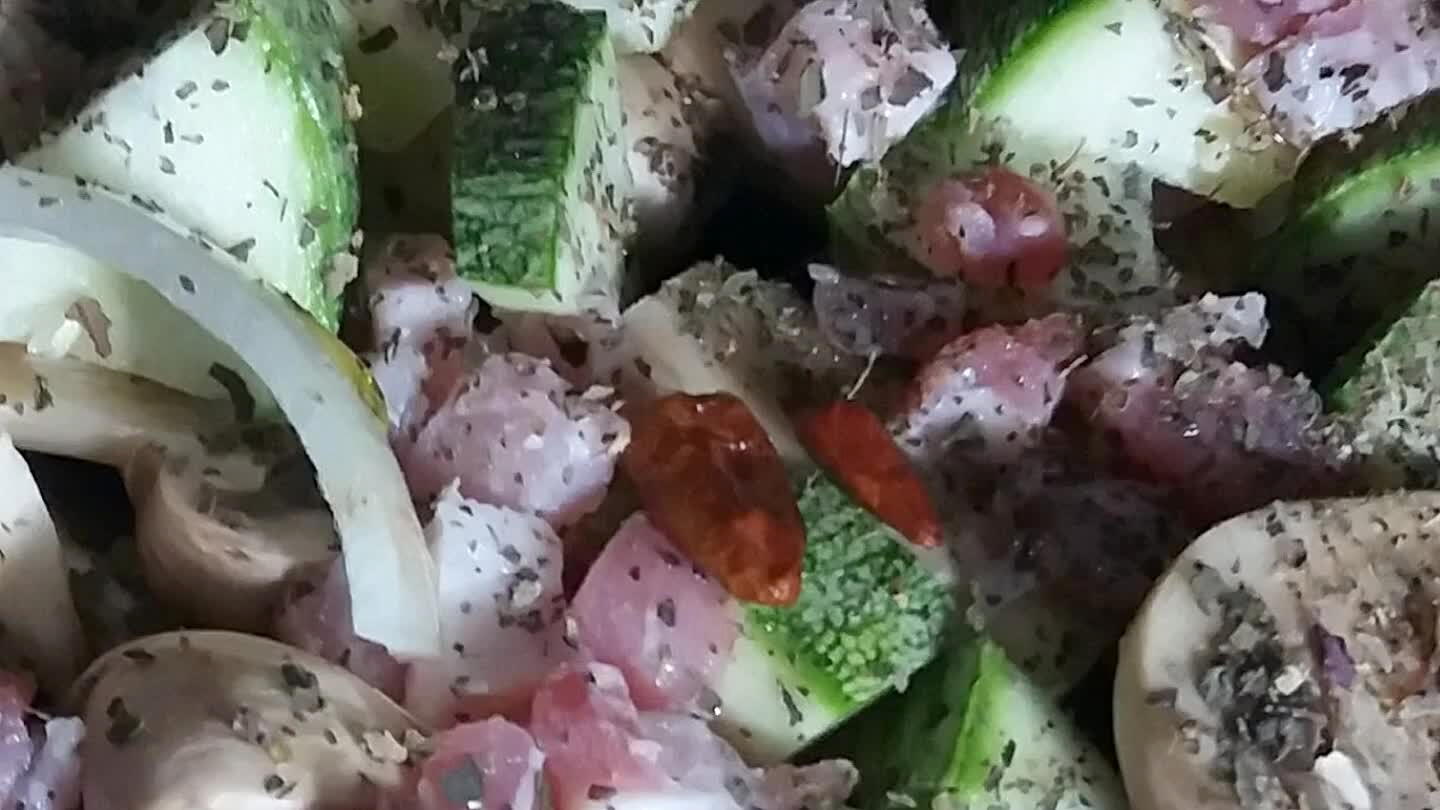vino e continuiamo , copriamo e attendiamo almeno 20 min. in tutto che i funghi elimino l'acqua .Mescoliamo di tanto in tanto ...
