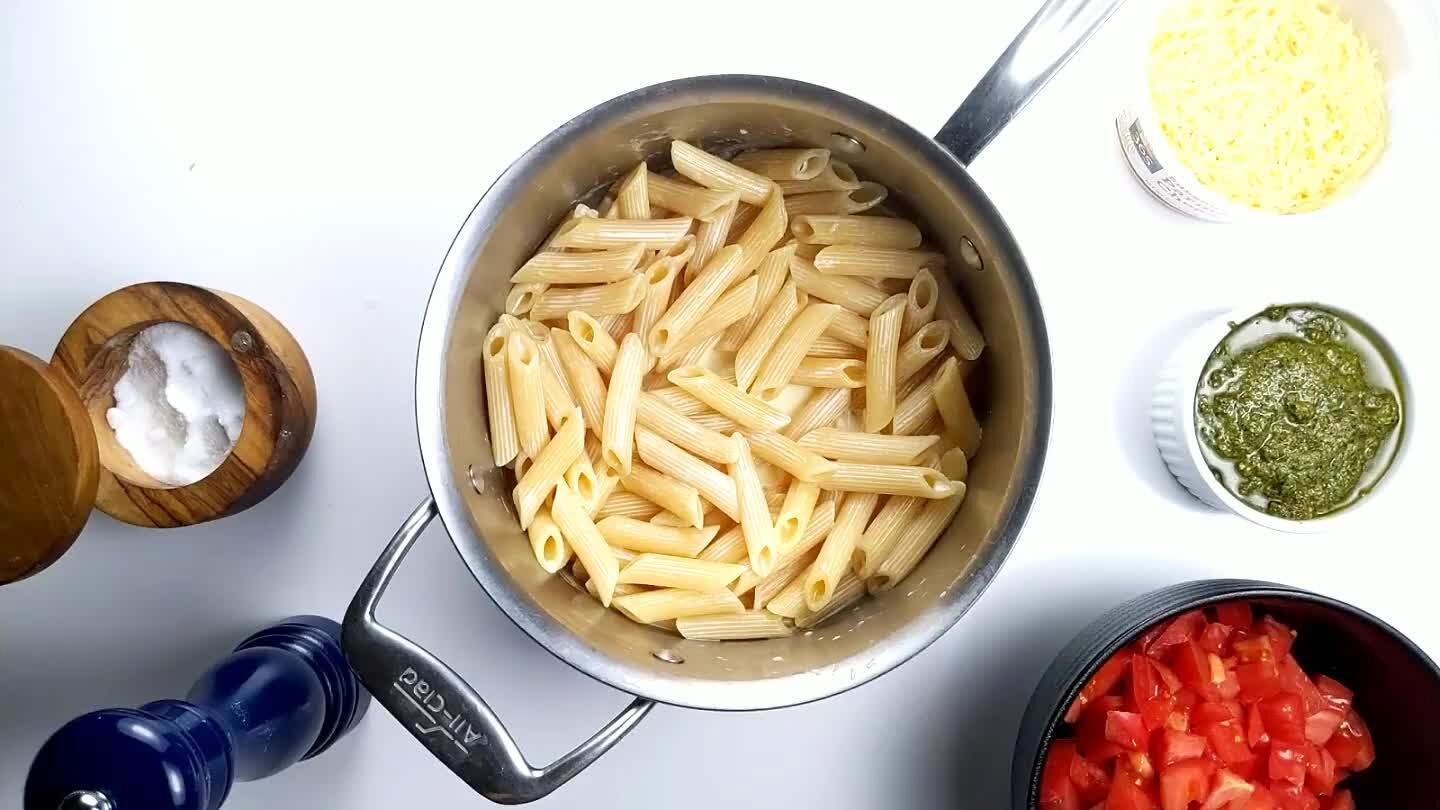 terar los sabores del pesto y los tomates.