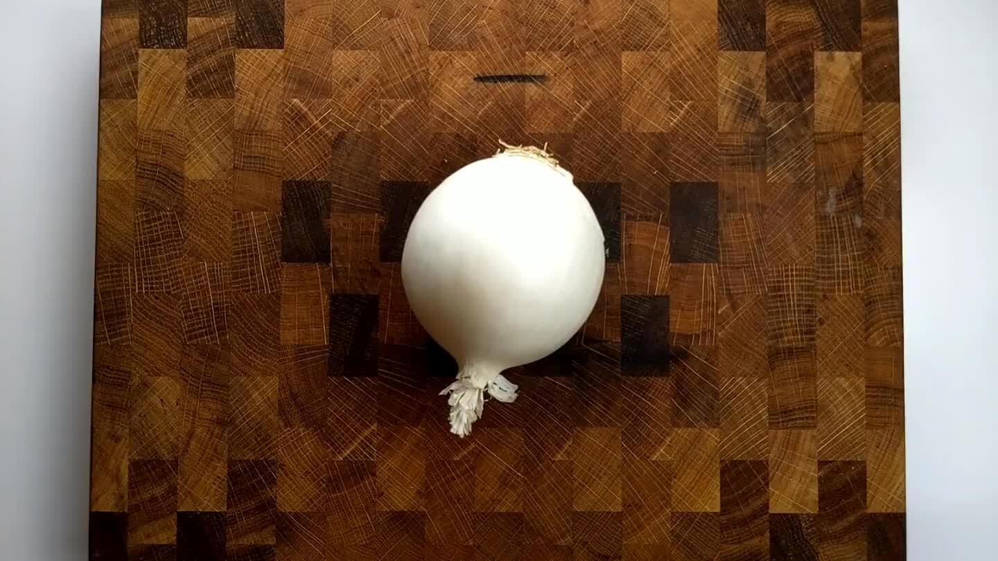 1/2 of the onion. Remove the root tip and chop up the onion roughly.