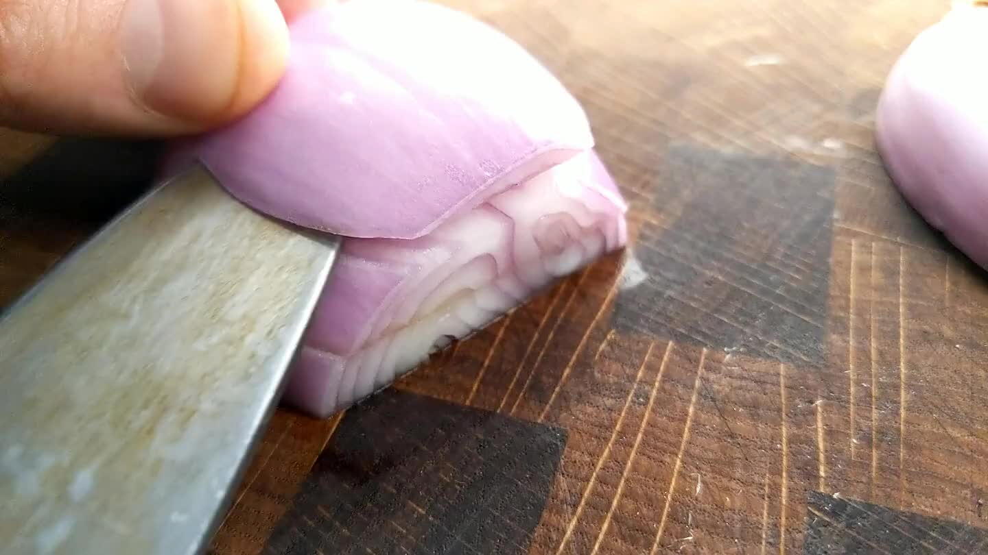 he still-connected root tip with the knife first parallel, then perpendicular to the cutting board. Then, with your knife parallel to the root tip, slice finely to mince.