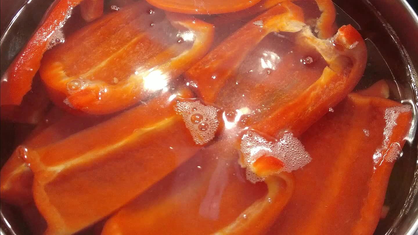 сильно солено-сладкий вкус, положите перец в активно кипящую воду, как вода снова закипит, засекайте 5 минут, смотрите на состояние перца, он не должен перевариться!