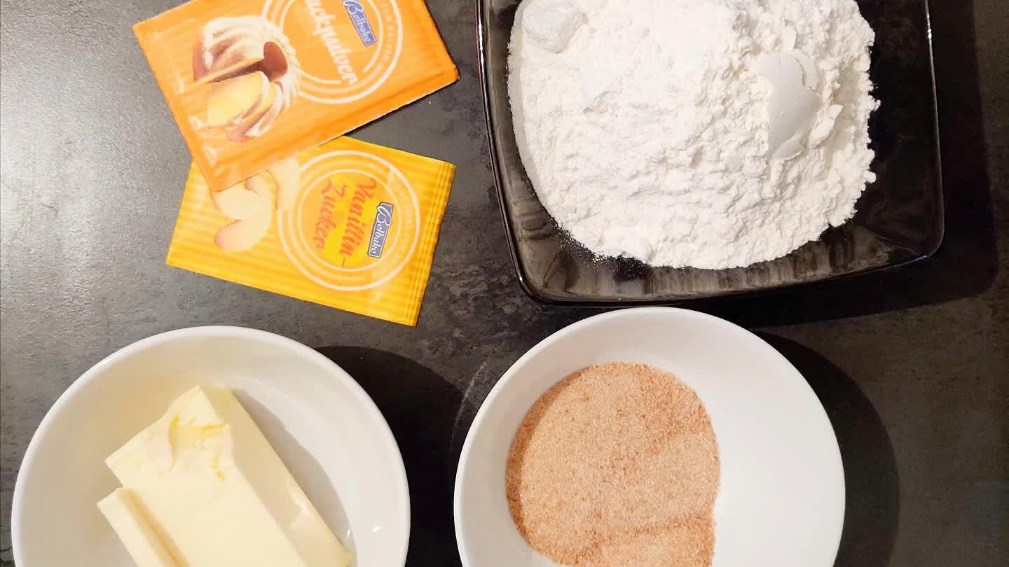 azúcar, azúcar-vainilla y la leche, mezcla todo bien. Por último añádele la mantequilla derretida. Mezclamos todo hasta formar una masa homogénea, estará un poco pegajosa. La estiramos en una placa de horno, grosor de 0,5 a 1 cm y dejamos enfriar. Una vez fría horneamos, el horno estará previamente caliente. Tiempo 10 min a 180°