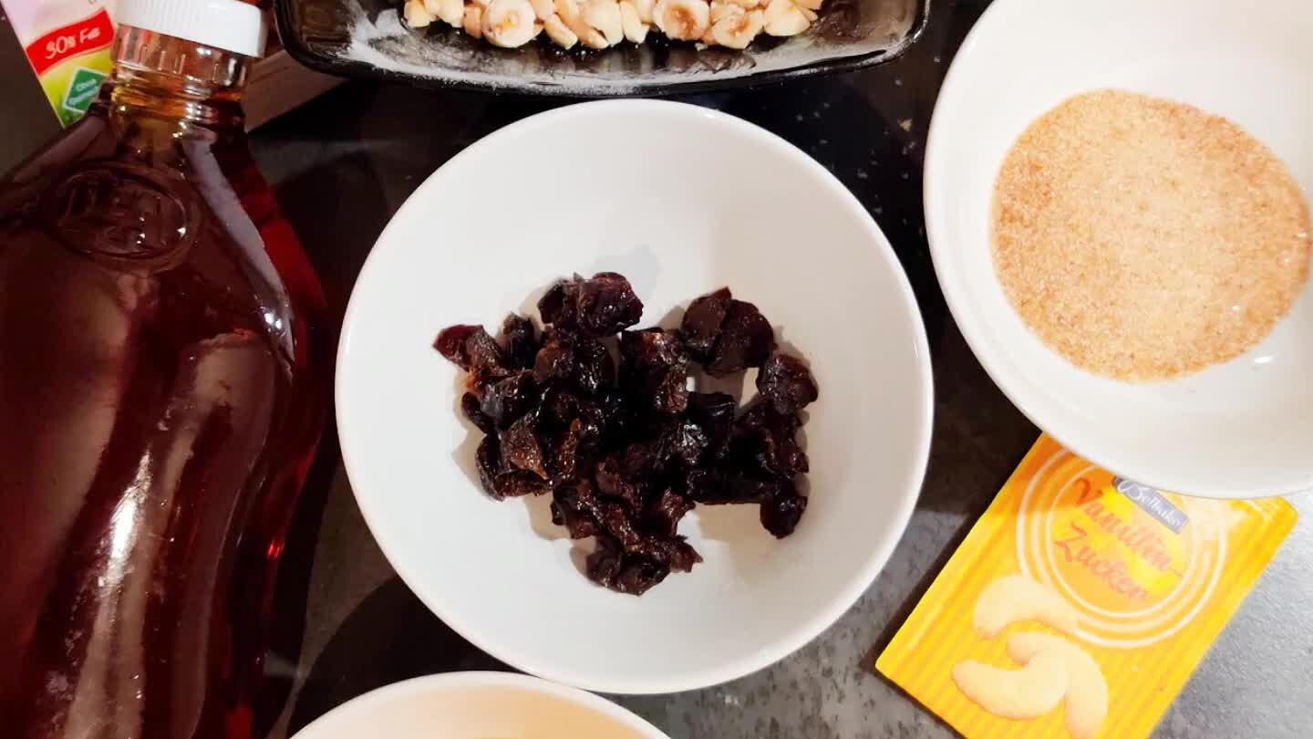 azúcar y azúcar-vainilla y miel. Cuando comience a caramelizar le añadimos la nata y removemos hasta que caramelizado, espeso y tostado. Apartamos del fuego y añadimos los frutos secos y la fruta, procuramos que todo esté mezclado. La mezcla se la añadimos a la base precocida cortamos con mucho cuidado en cuadraditos y horneamos de nuevo 10 min a 180°
