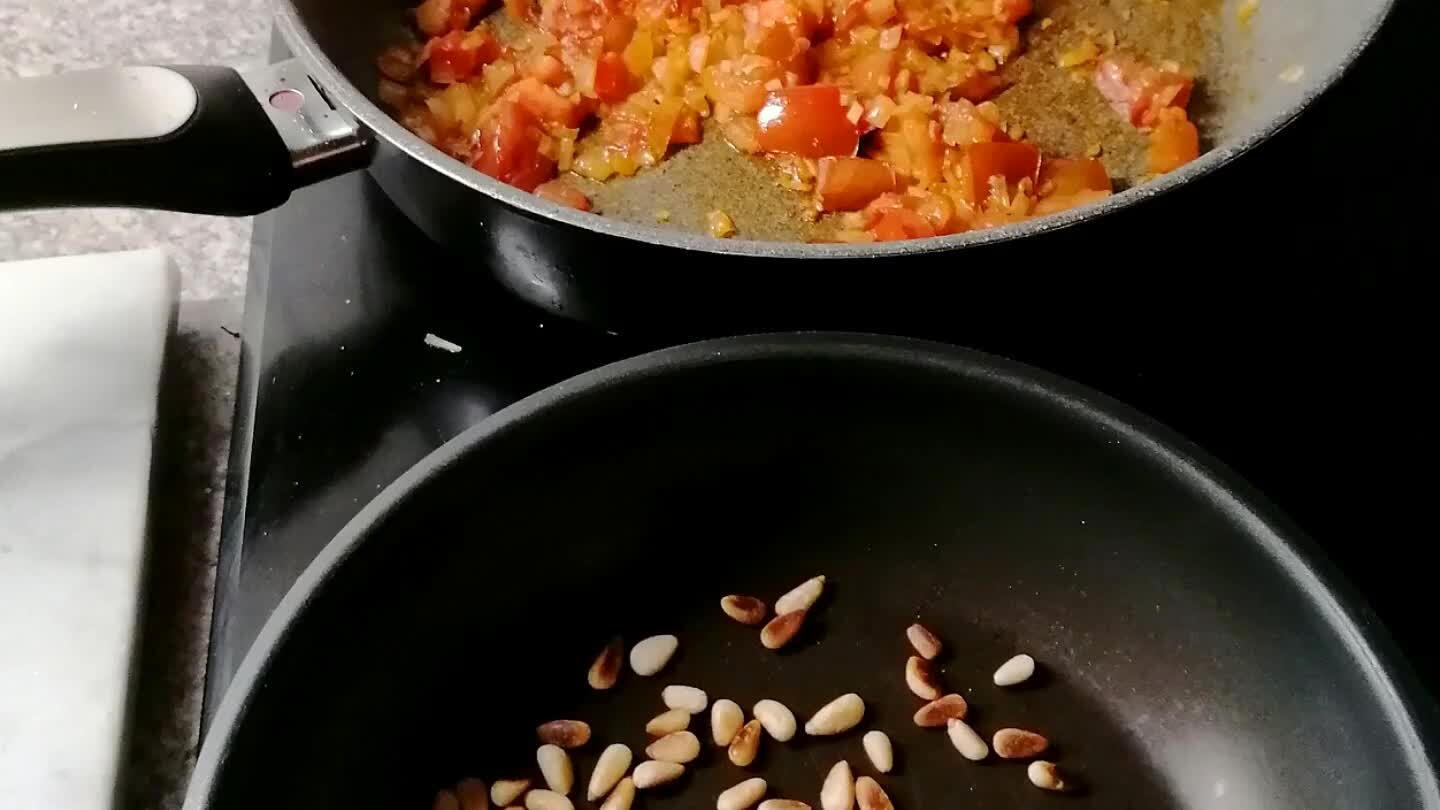 Die Pinienkerne anrösten und mit dem Rucola dazugeben. Die gekochten Ravioli und mit in die Pfanne geben.