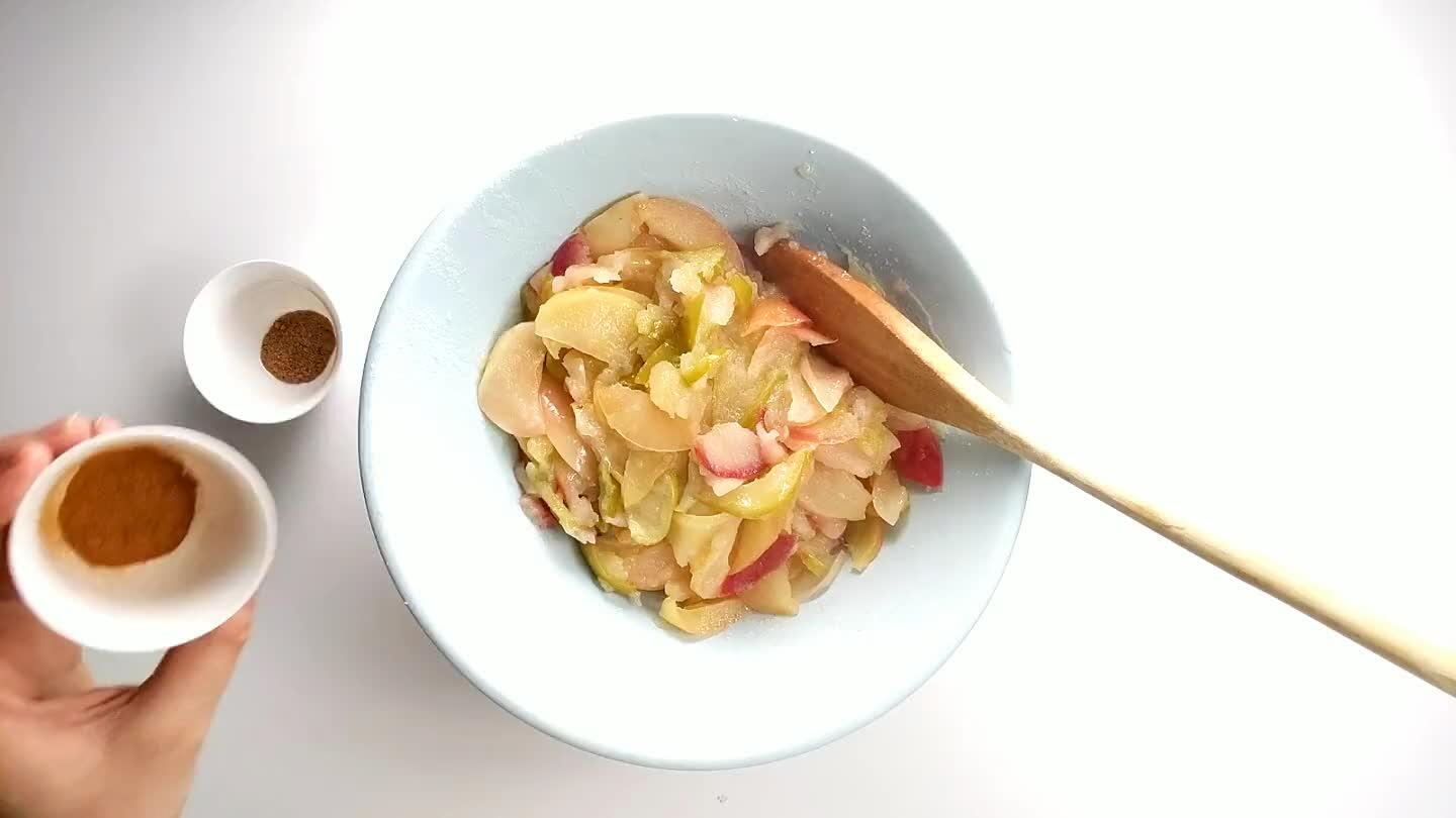 the apple juice caramel from the pan.