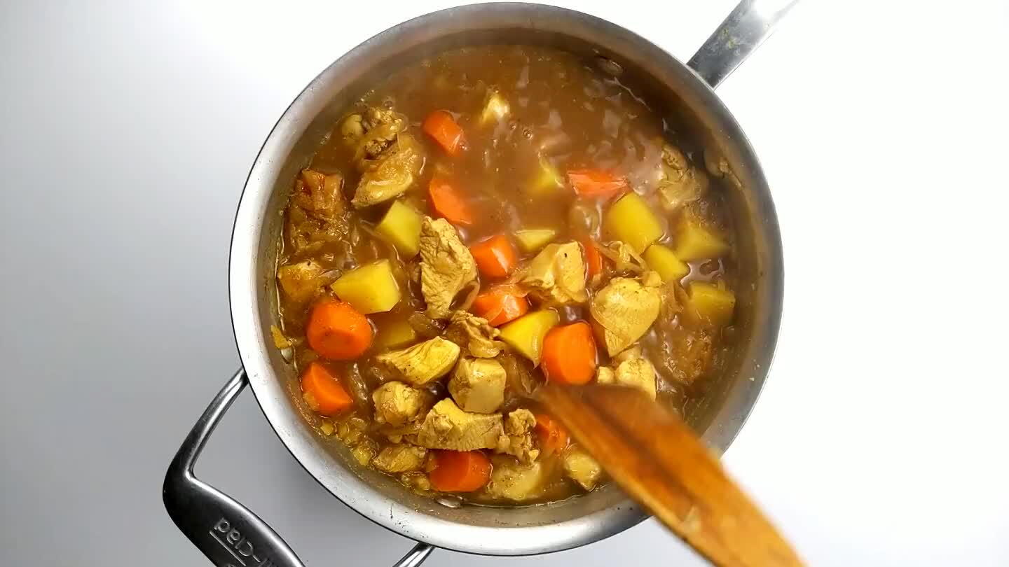 bit. Take the corn starch and mix it with just enough water to suspend the corn starch in a slurry. Stir that slurry into the pot in a stream. Simmer, stirring occasionally for about 5 minutes.