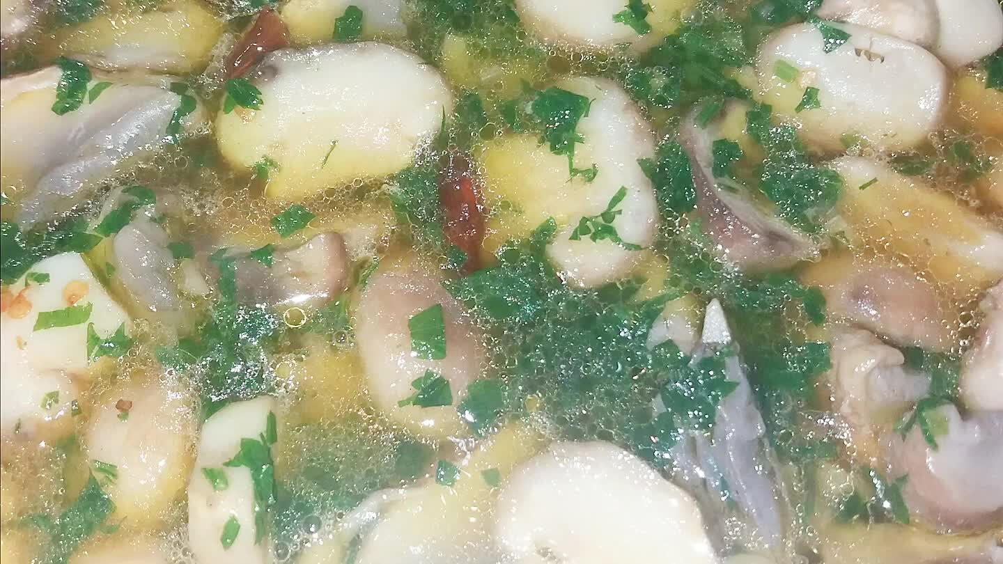 po circa 15 minuti e dopo aver seguito la cottura mescolando ogni tanto correggiamo col sale e irroriamo col vino bianco continuando a cucinare x altri 10 min.