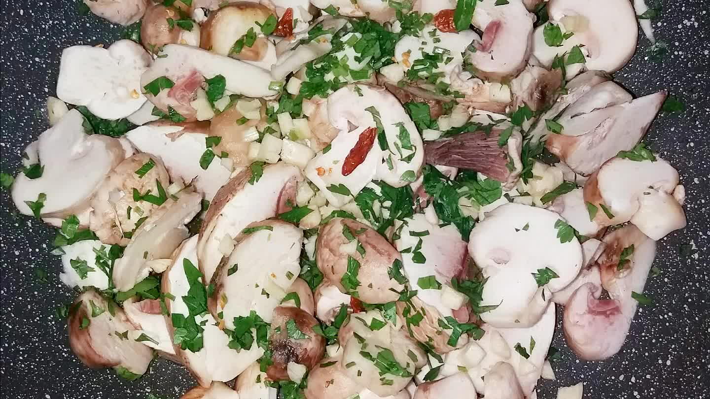 olo e l'aglio ... tagliamo a fette grossolane i funghi versando tutto ...
