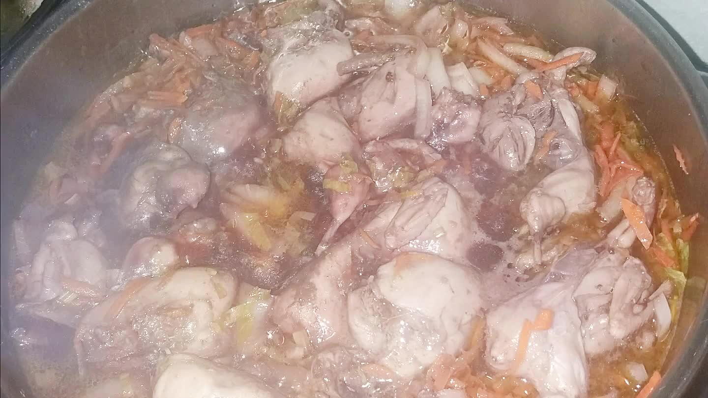 moci con i fornelli a fuoco moderato e iniziamo la cottura del selvatico per almeno 35 min . aiutandoci a non disperdere la vaporazione con un coperchio !!!