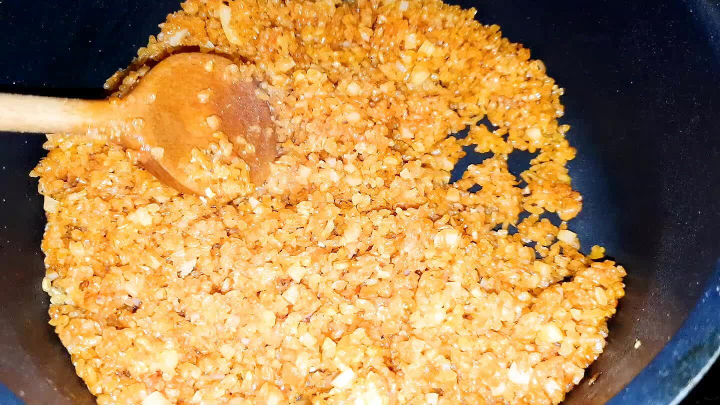 erje össze. Ezután fedő alatt főzze 25-30 percig. Néha óvatosan keverje át, hogy ne álljon össze a bulgur.