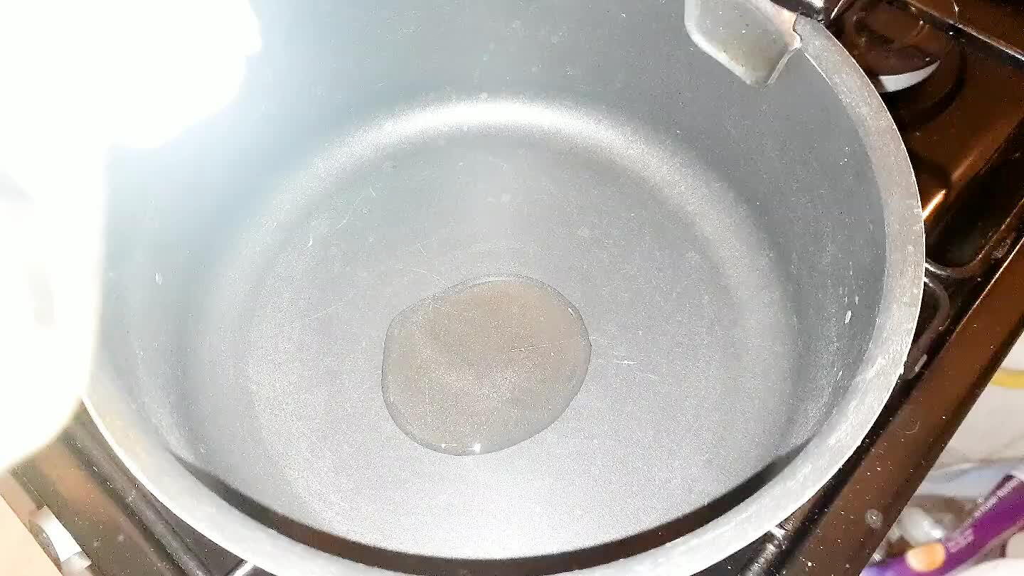 olaj, öntse bele az aprított hagymát, és pirítsa meg kissé.