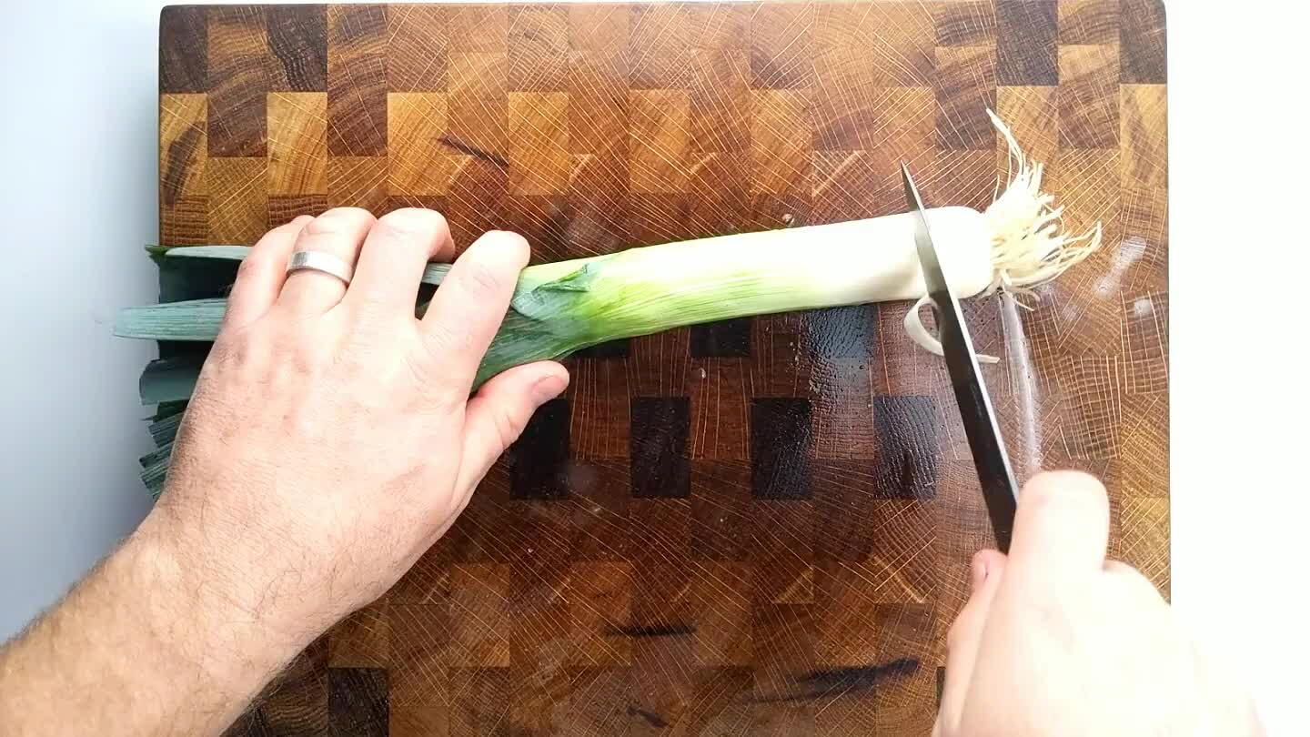 they tend to dry out and the green can be a little bitter. Then, slice the leek lengthwise through the center. Rinse the folds, washing away and soil or silt that is trapped in the leaves. Slice the leeks thinly.