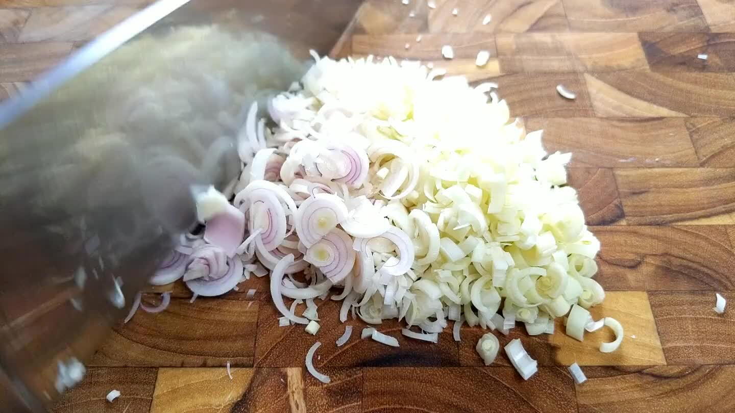 ieces. You can also pulse the chopped lemongrass in a food processor to further break it down.