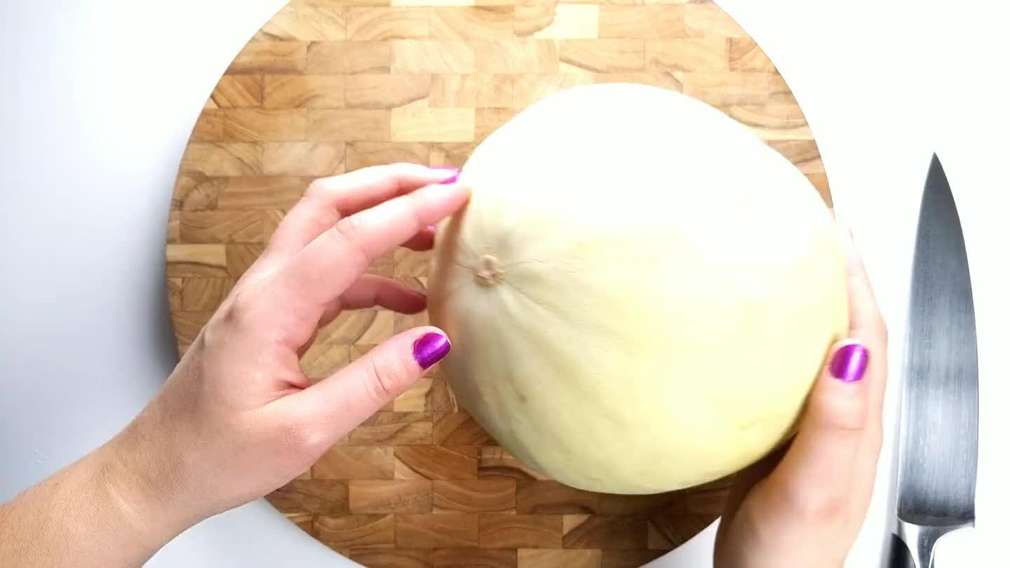 en white/yellow color instead of green. The melon will also feel heavier than it looks, this means it is full of delicious juice!