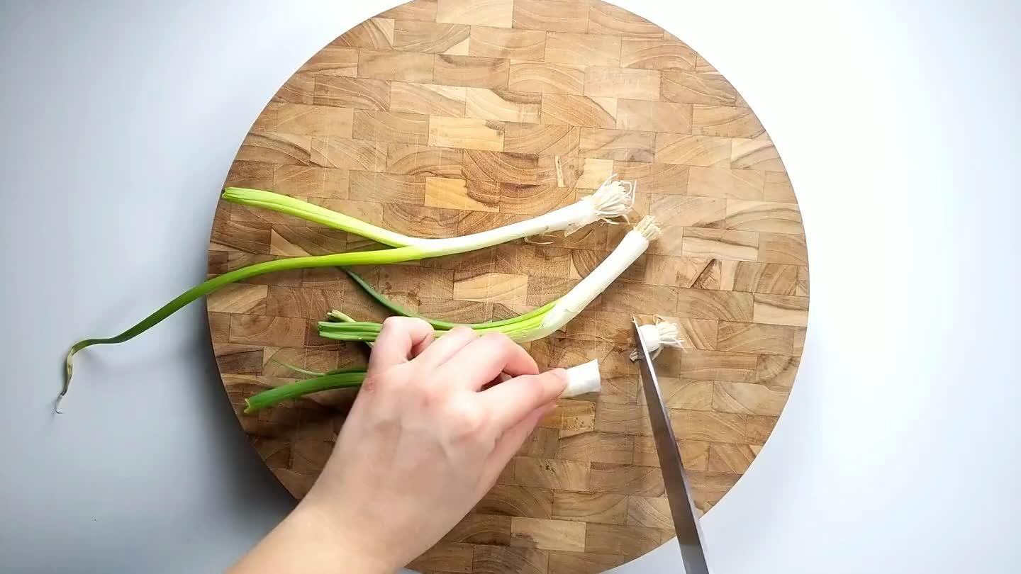 oot and outer layer of the onion and slice thinly.