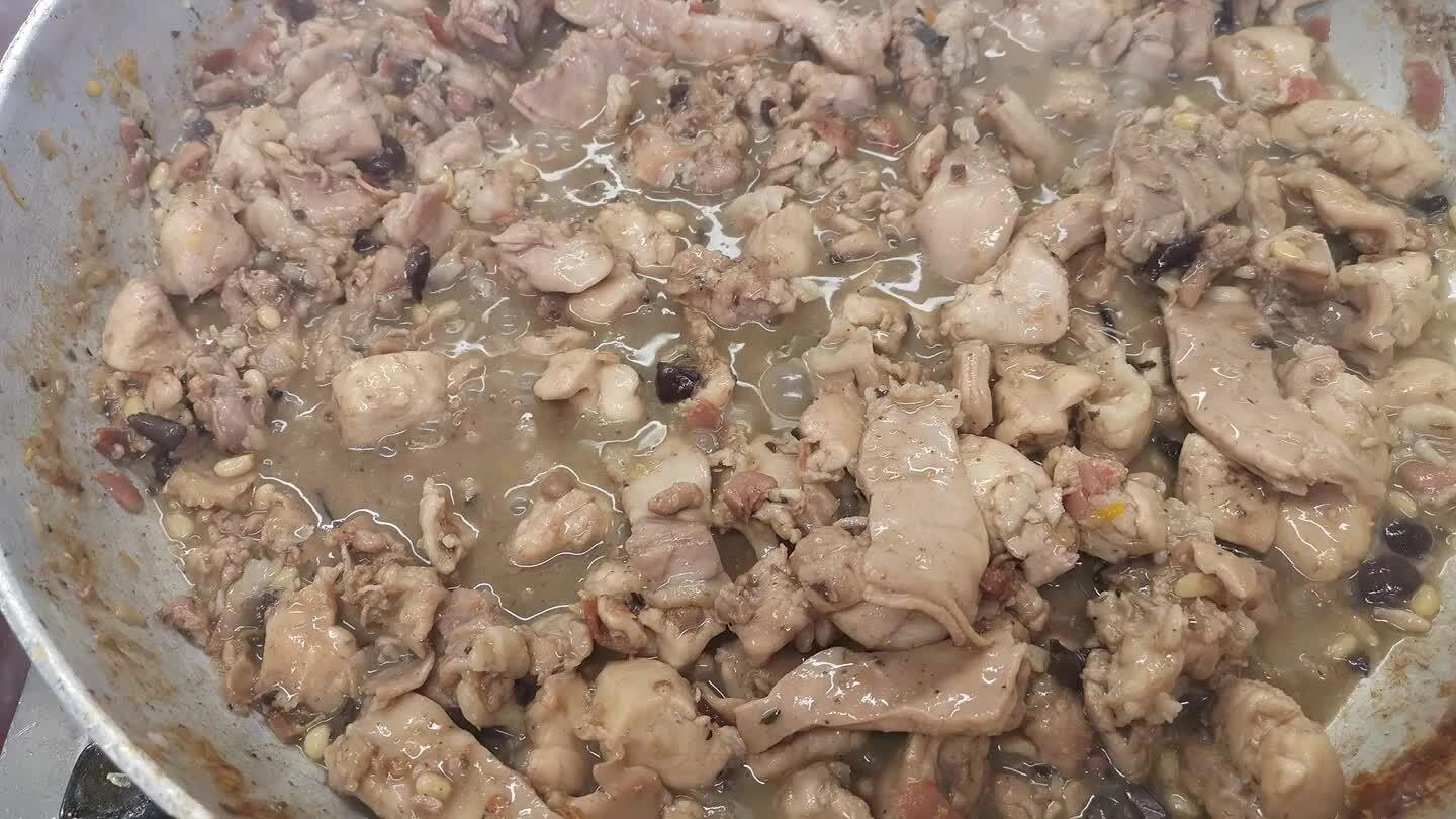 fette di pancetta tagliate a pezzettini. Una volta sciolta la pancetta, aggiungere il coniglio tagliato a pezzettini, e iniziare a fargli prendere colore. Quando inizia ad attaccarsi alla padella, aggiungere vino bianco e far sfumare.