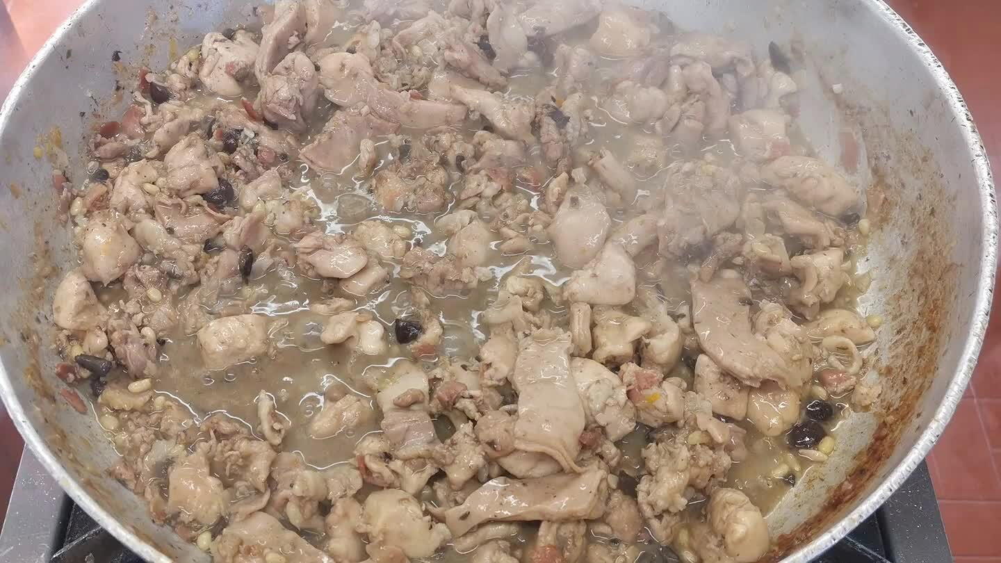 e anche i mestoli del fondo, cercando di tenere la padella sempre piena di liquido per tutta la cottura. Infine aggiungere sale e pepe nero.