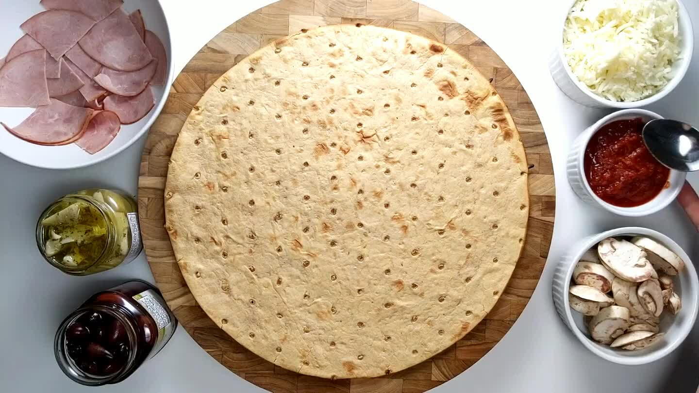 e mozzarella cheese.