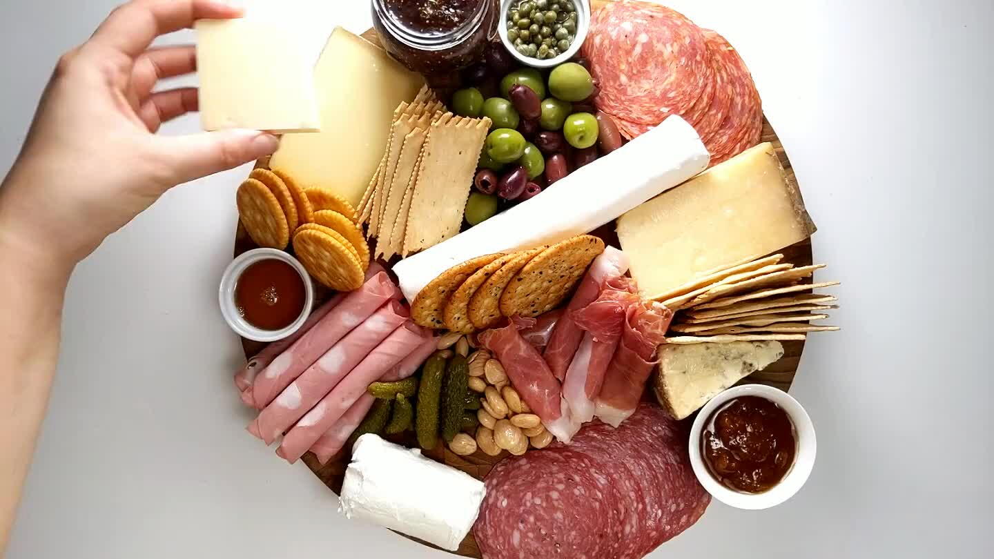 How To Build A Perfect Cheese Board Recipe Michelle S Video Craftlog   B64 8810016 1605209284022 B3B0aW1pemVGb3I9ZGVza3RvcGhoZCZsYW5ndWFnZVRhZz1lbi1VUyZyZW5kZXJDbGlwU3RhcnQ9MjUmcmVuZGVyQ2xpcFNpemU9Mw== 