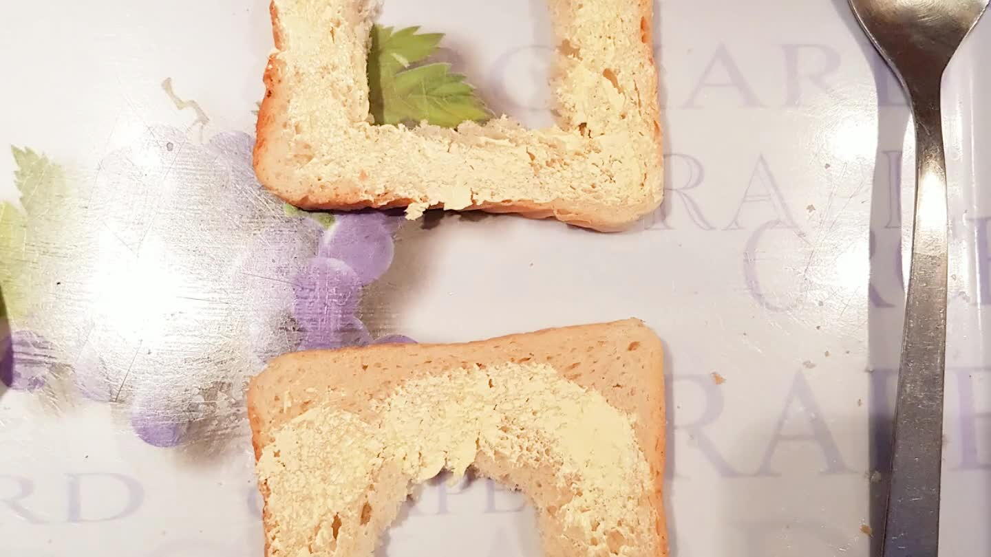 át, ez lesz a teteje. Bevajazzuk mindegyiknek csak az egyik oldalát!