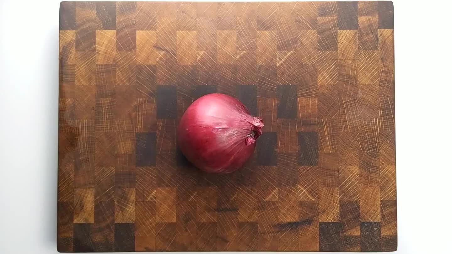 p. Quarter the onion through the axis. Remove the peel. Slice as thin as possible.
