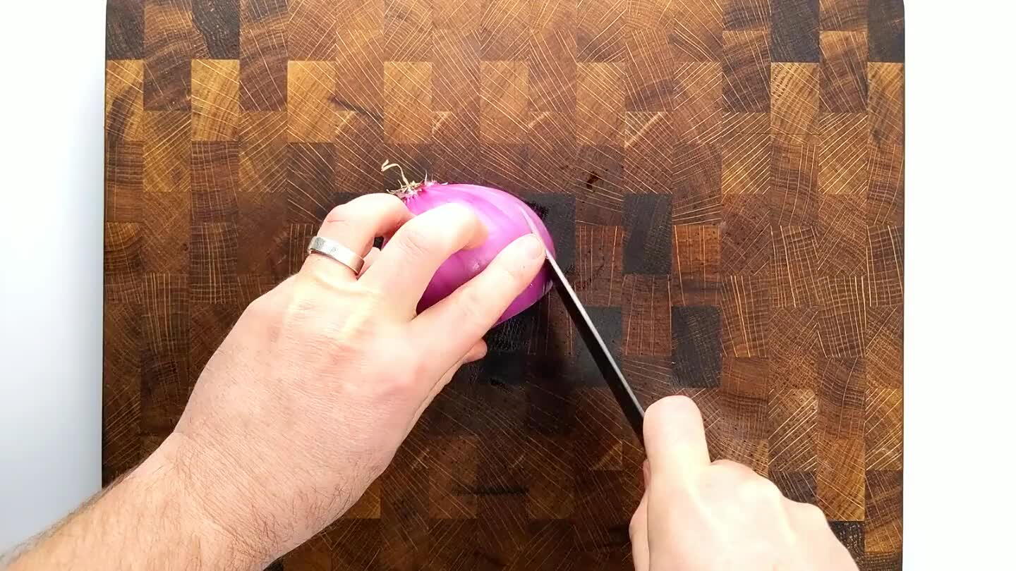 le of the cut face towards the root end. Place the halves on the newly cut side and slice from above. Slice with the knife parallel to the board, towards the root tip, several times, without breaking through the root end. Finally, turn the onion and cut to a fine dice.