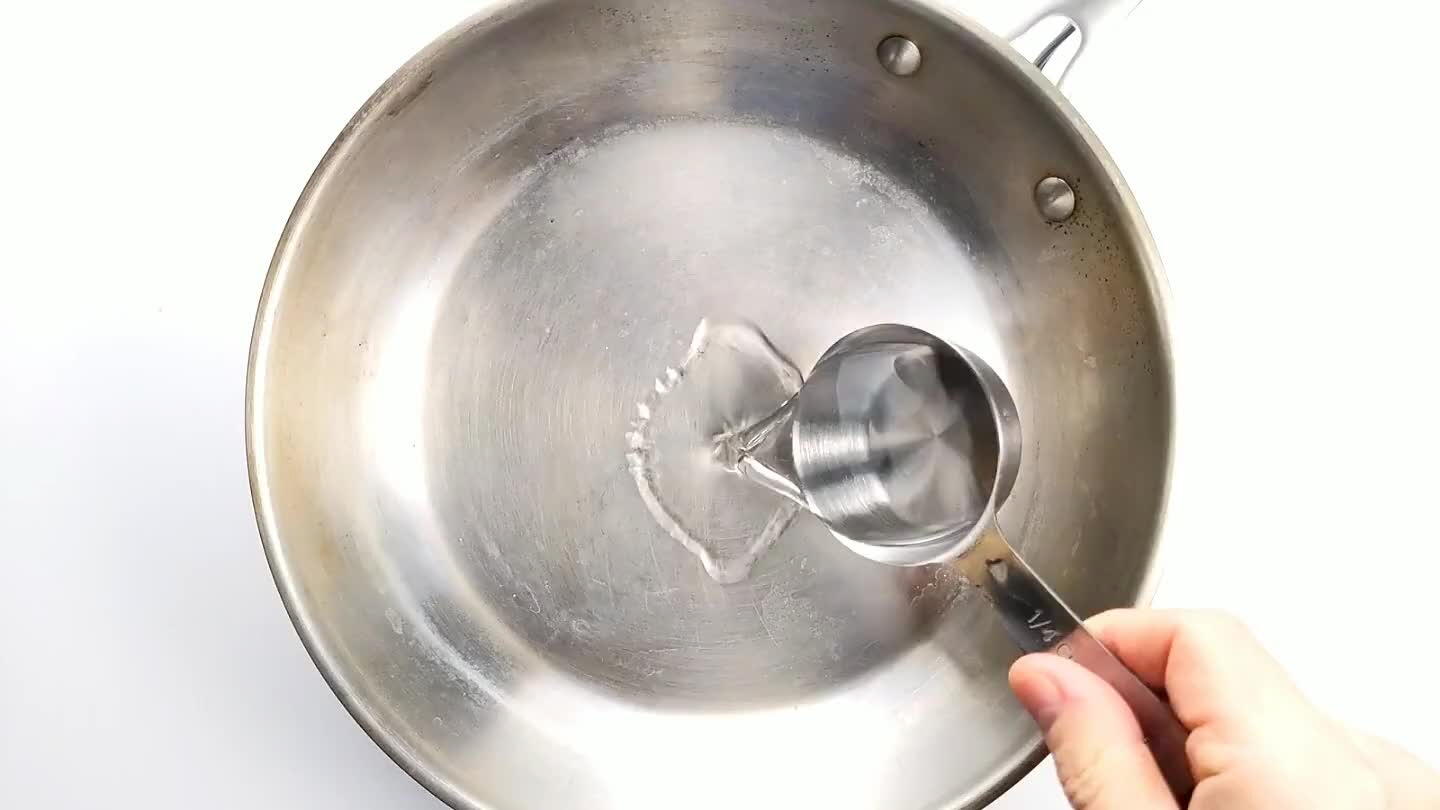 pan. Stir it into a little water over high heat and cook until the water is dried out.