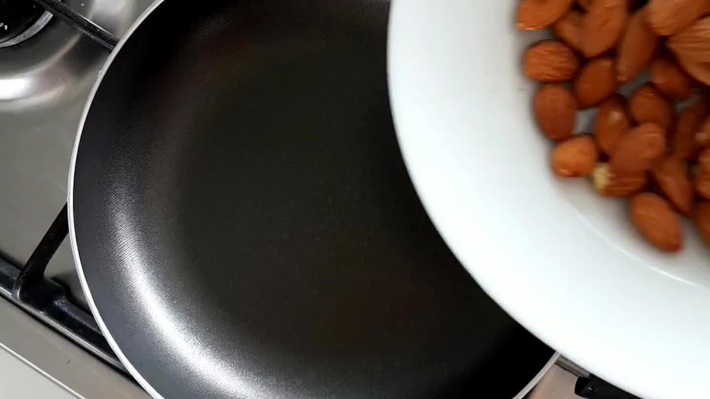 bacon em tirinhas e frite, desligue a frigideira e crescente o alho, (reserve)
