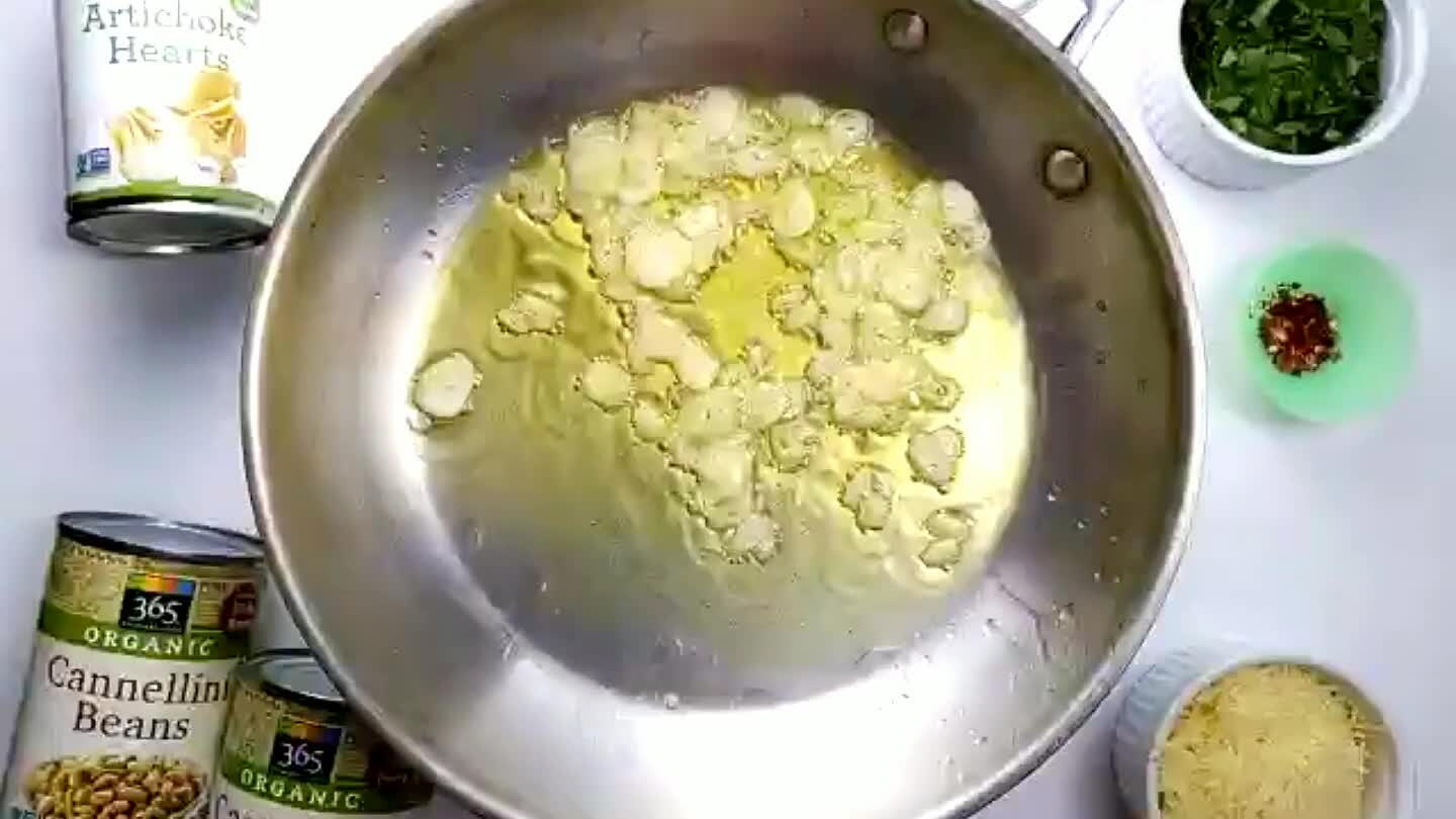 e garlic aroma hits you.