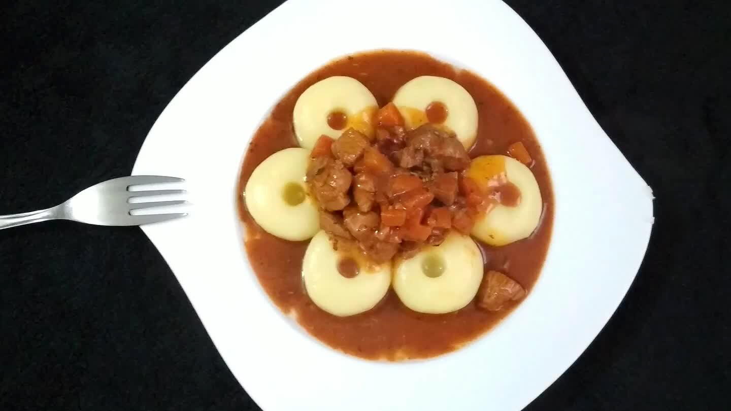 eczki koncentratu oraz pół łyżeczki sypkiej papryki ostrej.
