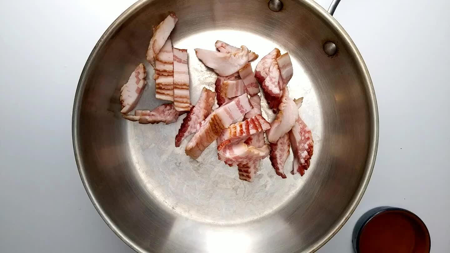 n when rendering bacon helps to reduce spattering and helps the bacon cook more evenly. Simmer the water until it's completely evaporated. Then continue cooking to crisp up the bacon chunks in the grease that remains.