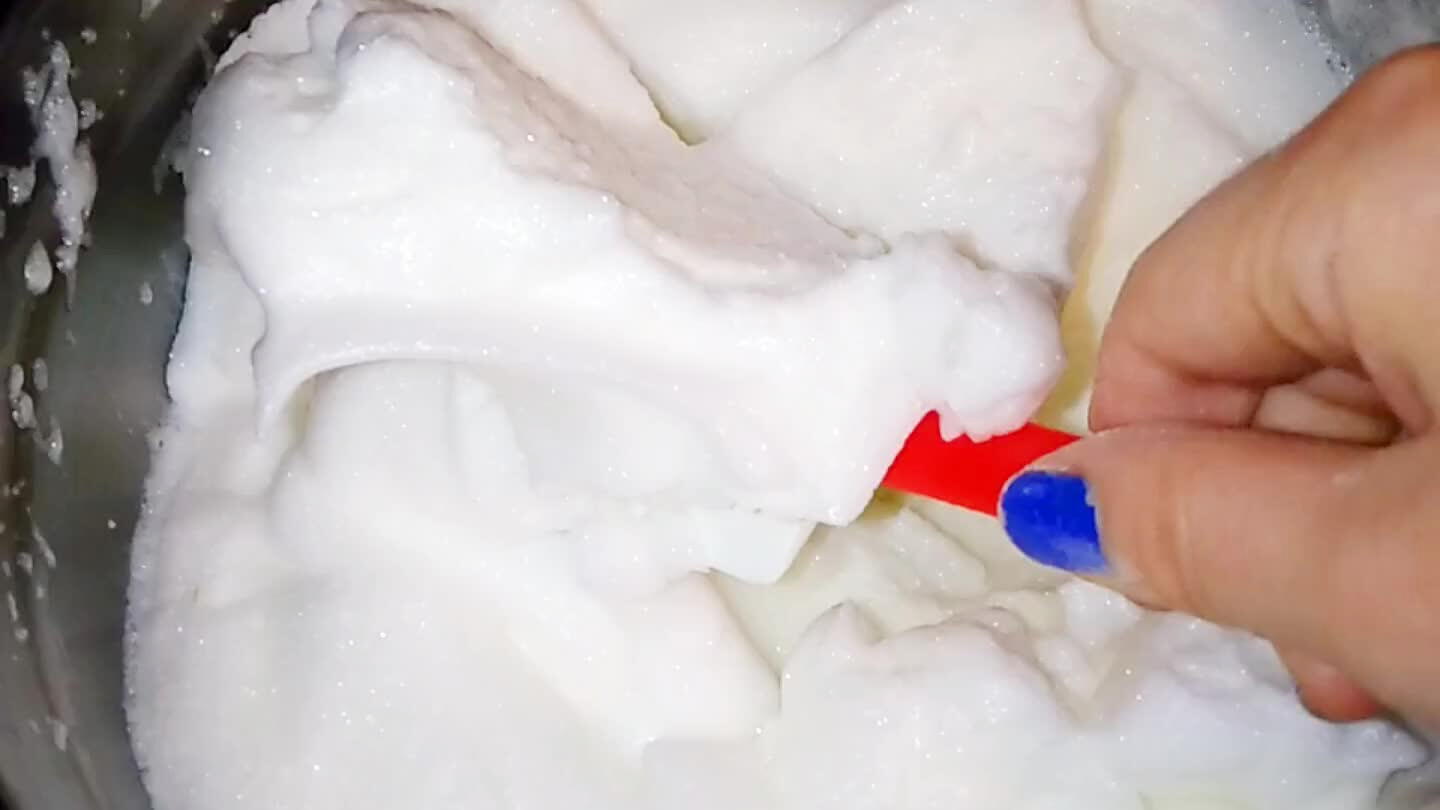 une 1 ère fois rapidement avec le fouet et ensuite mélanger doucement a l'aide de la spatule )