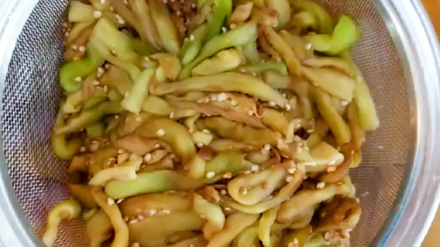 cozinhar mais um pouco, até às beringelas ficarem boas, desligue o fogo deixe esfriar;