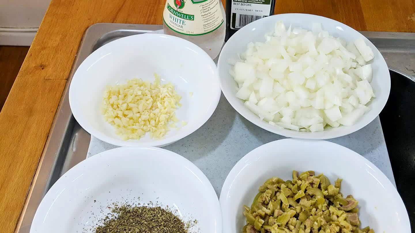 ogar um pouco, acrescente a cebola bem picadinha refogue;