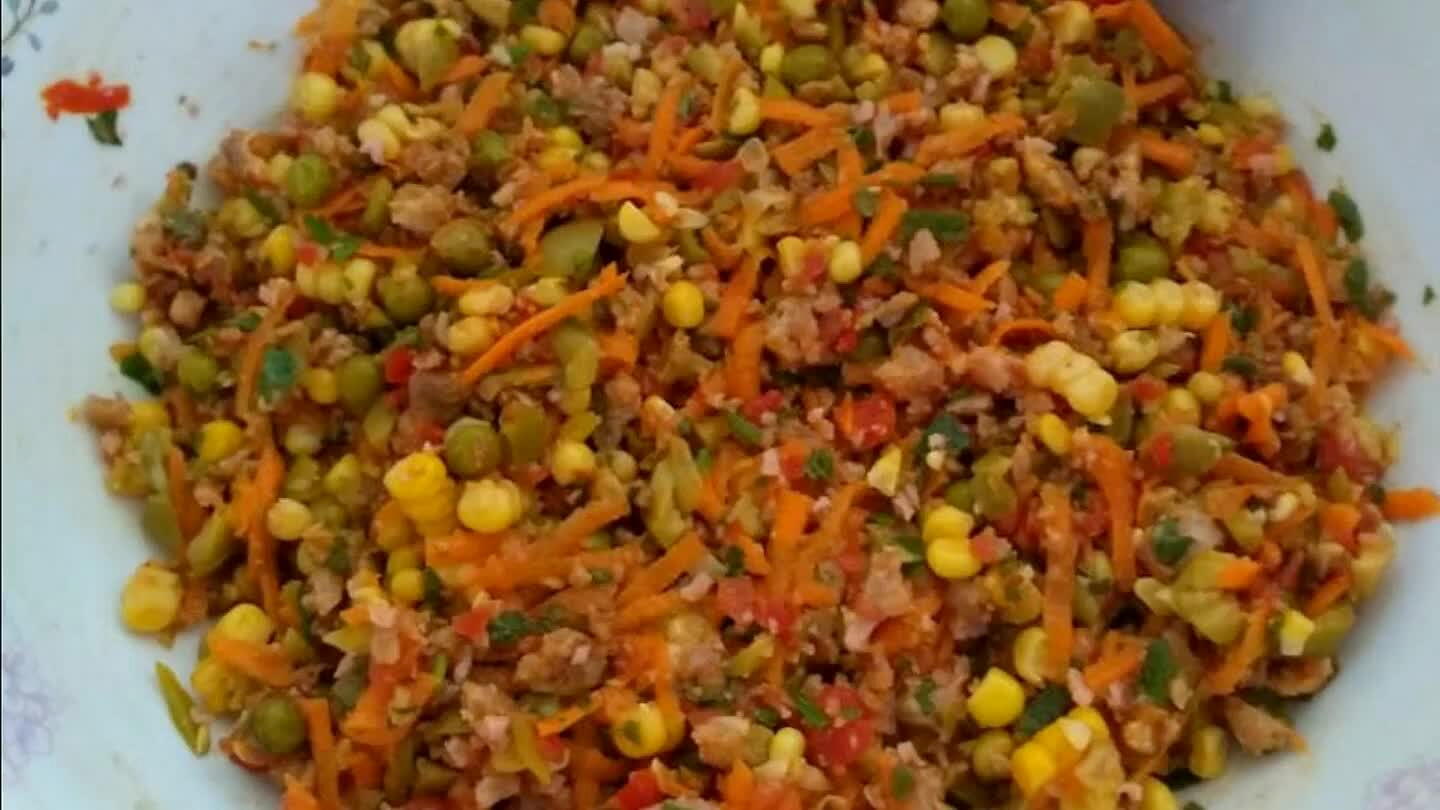 o grosso, azeitonas picadas, tomate, cheiro verde, linguiça, tudo picadinho, sal e pimenta a gosto;