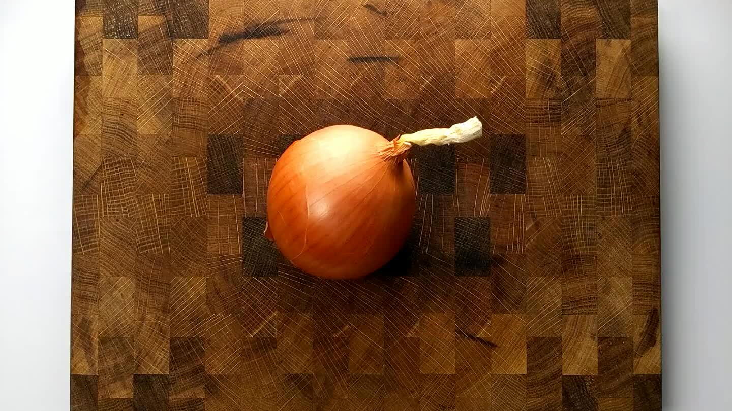 e root tip to yield thin arcs of onion.