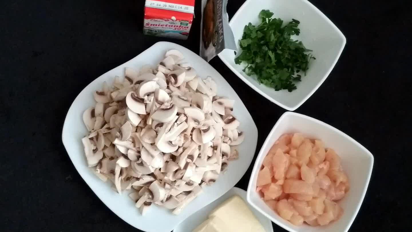 atelnie. Smażymy je tak około 10 min. aby się nieco nam skurczyły, nabrały kolorku i smaku. Gdy już się to stanie to przerzucamy je do garnuszka. Teraz zabieramy się za mięsko. Pierś kroimy w średnią kostkę, mieszamy z przyprawą do kurczaka, czosnkiem przeciśniętym przez prasę i wrzucamy na rozgrzaną patelnie. Po około 5 minutach gdy już ładnie się zarumieni przerzucamy go do garnuszka z pieczarkami.