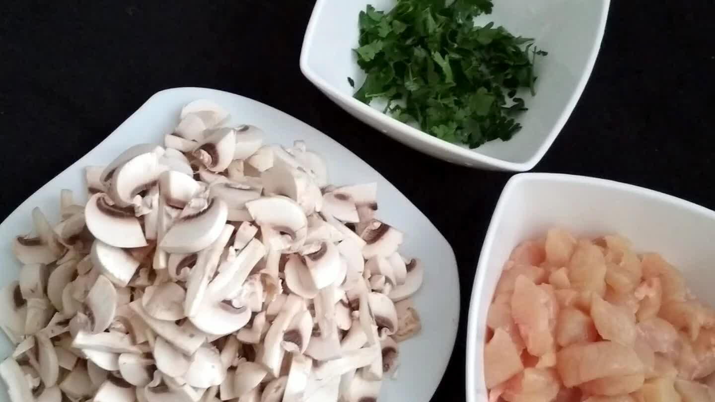 dania na talerzu, a resztę dorzucamy do garnka. Dolewamy do całości 100ml. wody aby nam się to leciutko mogło "dusić", wstawiamy go na lekki "ogień" i międzyczasie bierzemy się za sos.