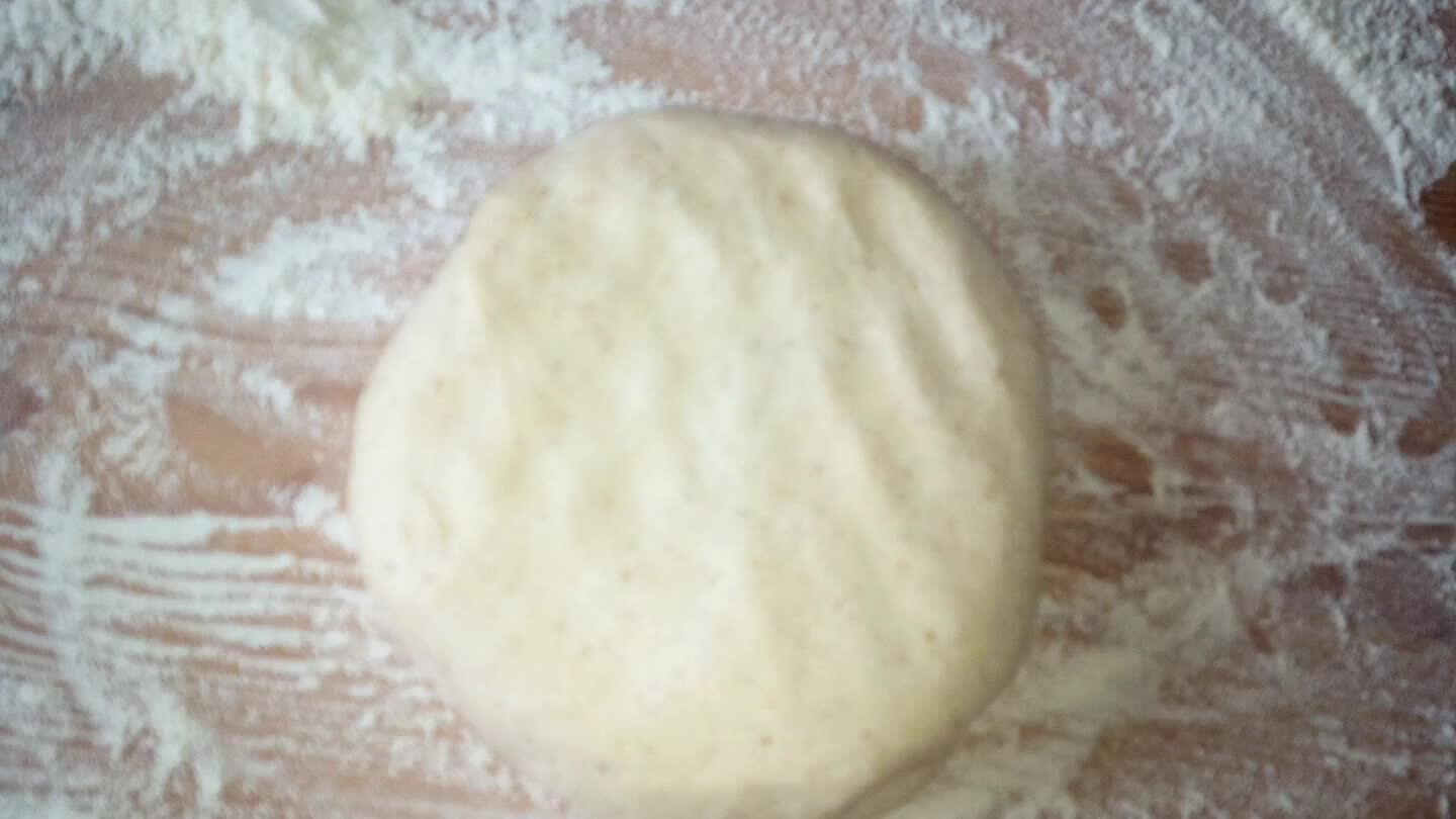 pracovalo. Nebude sa tak lepiť. (Alebo ho môžeme dať rovno na 12 hodín do chladničky a nemusí kvasiť na linke.)