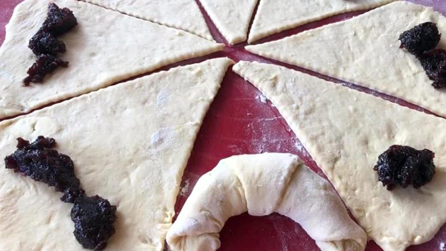 z každého kruhu 8 trojuholníkov.Na najširší koniec každého trojuholníka dáme lekvár a trojuholník zmotáme od najširšej časti k najužšej.