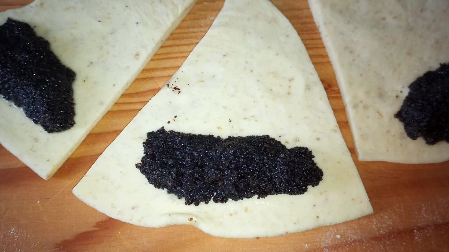 é plechy.Na plechu necháme rožky ešte 1 hodinu finálne vykvasiť. Prekryjeme ich pritom neprievzdušným materiálom.