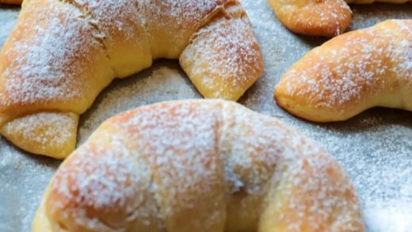 čieme 25 minút.Ich povrch bude nádherne zlatistý.Martinské rožky necháme vychladnúť a posypeme ich práškovým cukrom.
