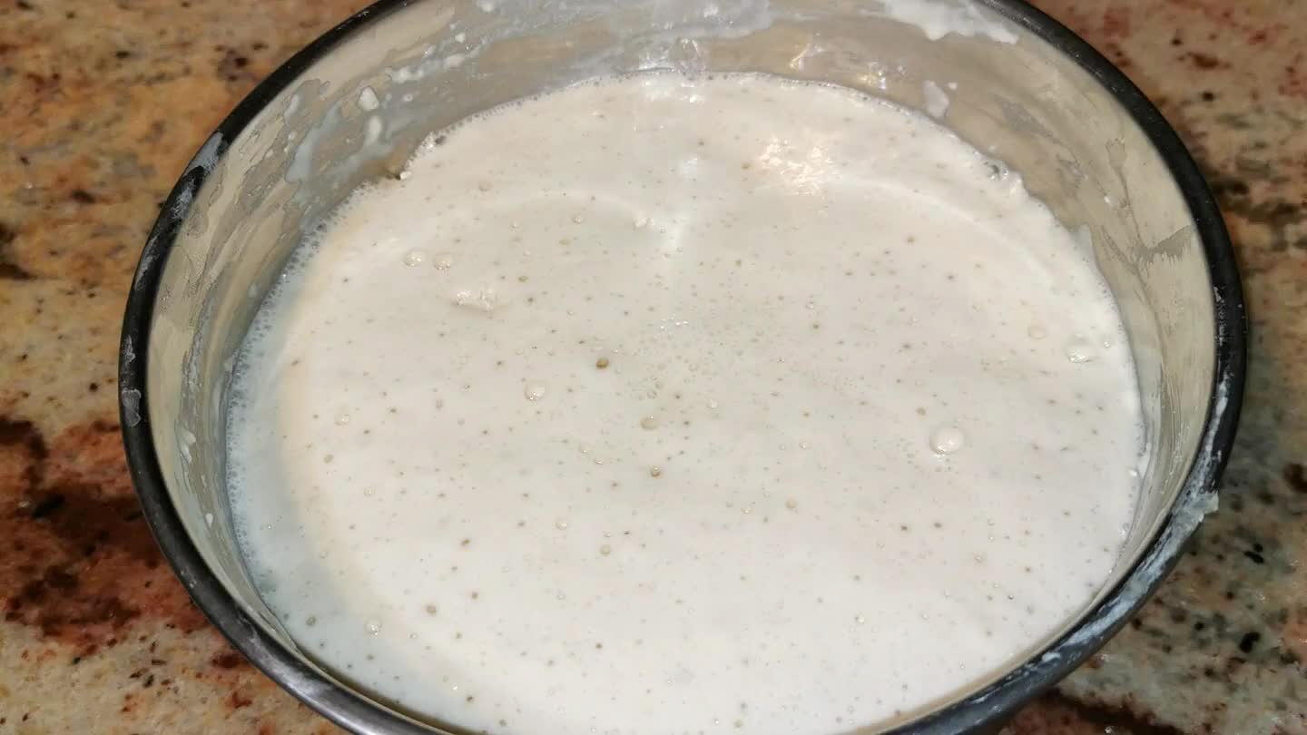 templada y remover con un tenedor hasta que quede una pasta homogénea. Dejar reposar para que ferment.